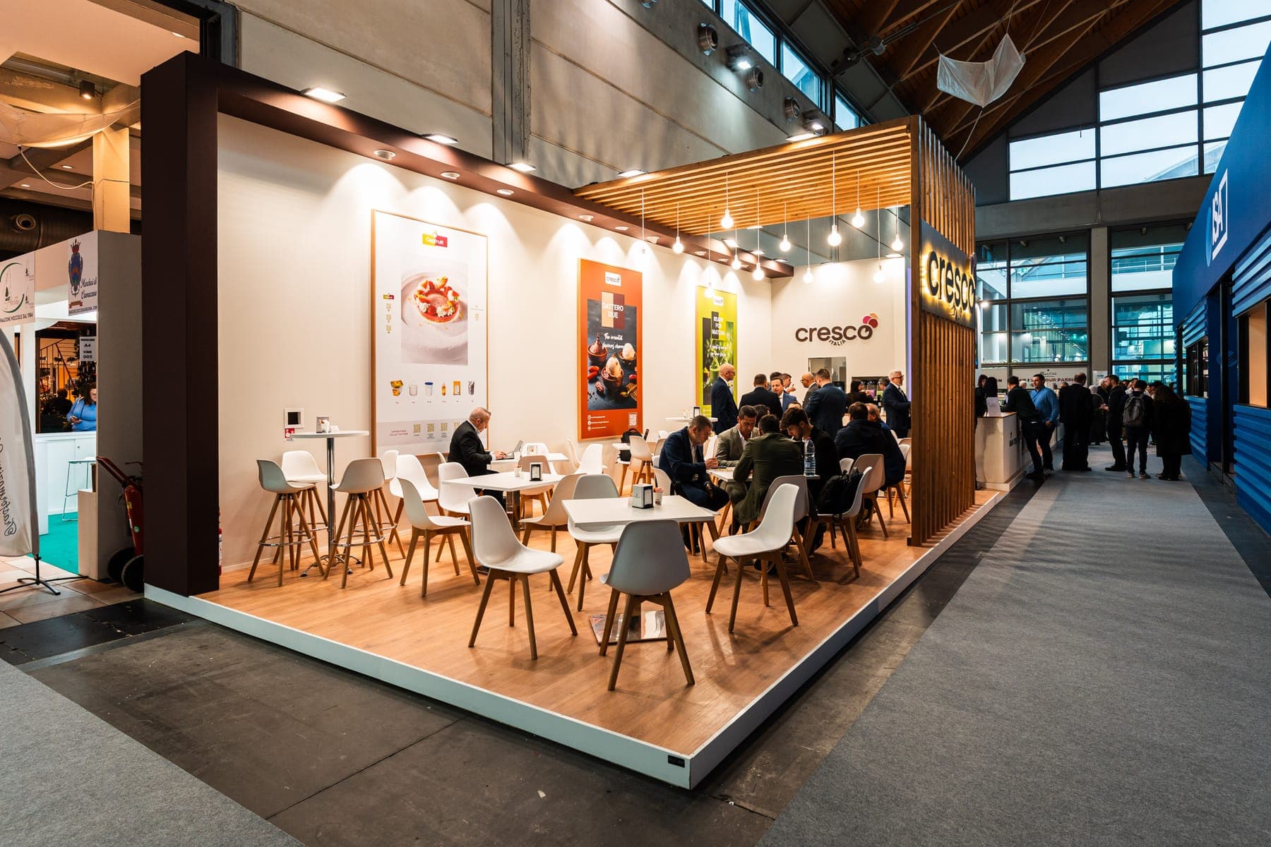 Area lounge di uno stand realizzato da Roxam